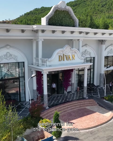 Divan girişinde alınlık ve kabartma süsleme detayı
