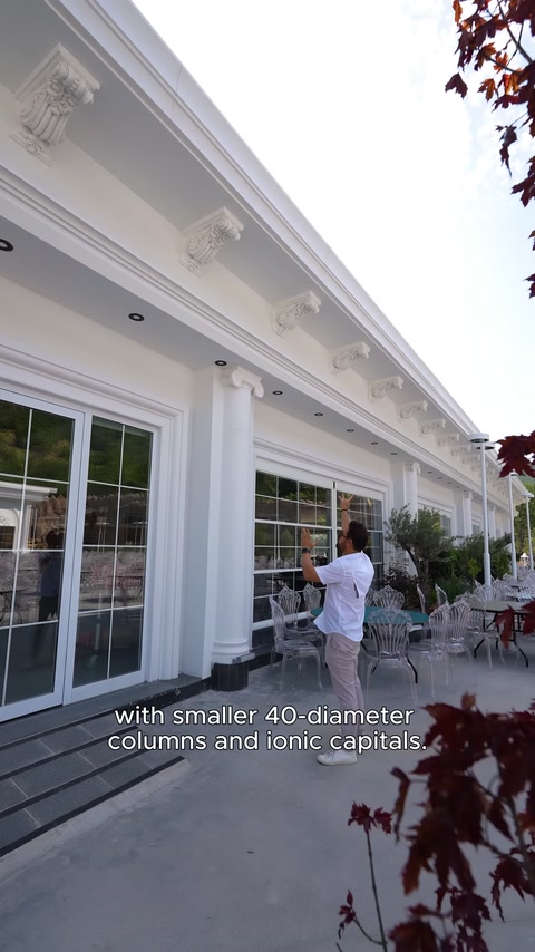 Parapet hattında küçük sütunlar ve sade başlıklar tekrarlanıyor