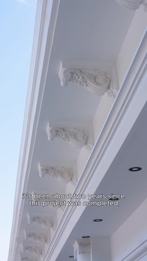 Saçak altında sıralanan dekoratif payandalar ve kartonpiyer ayrıntıları görülüyor