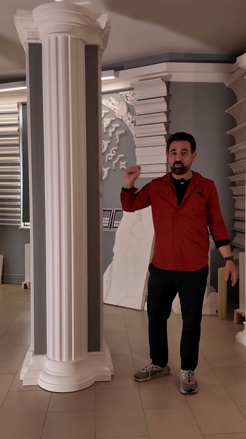 Yuvarlak yivli sütun, showroom içinde tam boy sergileniyor