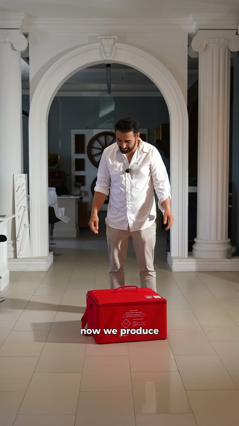 Sunucu çantanın üzerine eğilerek açma işlemine hazırlanıyor.