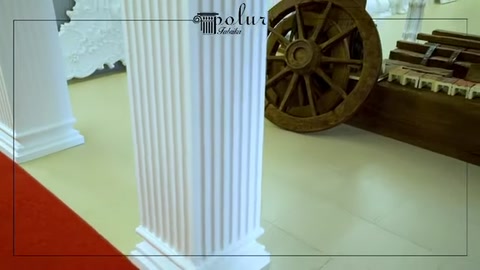 Yivli beyaz sütun gövdesi ve arka planda ahşap dekoratif tekerlek süsü