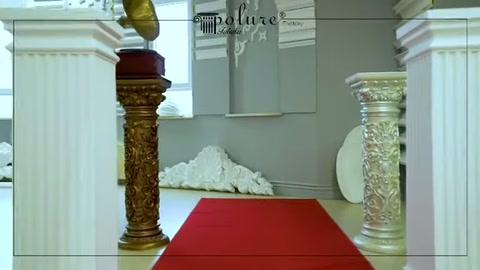 Kahverengi oymalı sütun beyaz modellerin arasında dikkat çekiyor