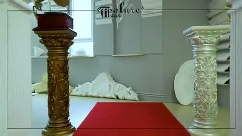 Beyaz yivli sütunlar ve bezemeli model önden görüntüleniyor