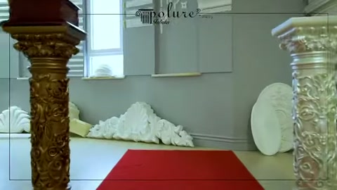 Kahverengi sütun yanında kare başlıklı beyaz kaide yer alıyor