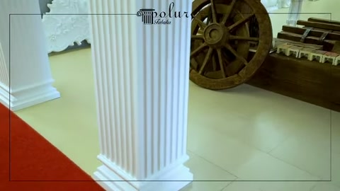 Beyaz sütun modeli ahşap dekoratif tekerlek önünde sergileniyor