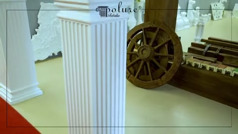 Kare tablalı kısa sütun mağaza zemininde önden görüntüleniyor