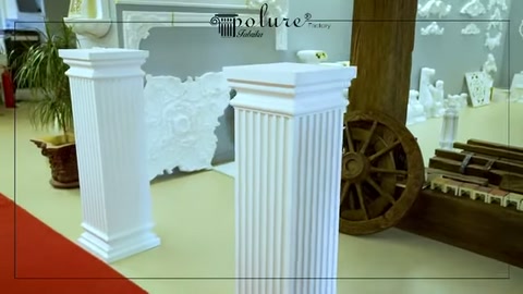 Öndeki yivli sütun arkadaki sade kaidelerle birlikte sergileniyor