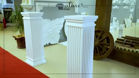 Klasik başlıklı beyaz sütun kırmızı yolluğun yanında duruyor