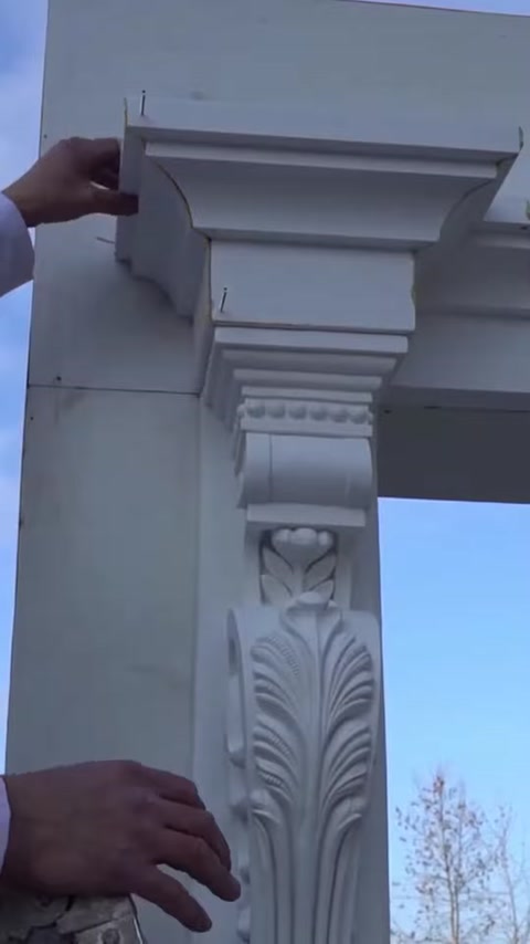 Söve üst profili cephe yüzeyine mekanik olarak sabitleniyor