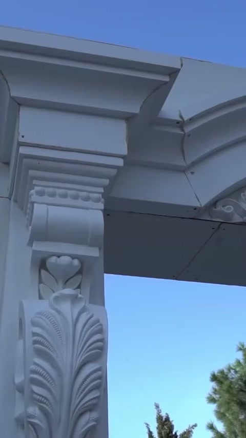 Tamamlanan pencere sövesi köşe birleşimleri ve sütun bezemesiyle sergileniyor