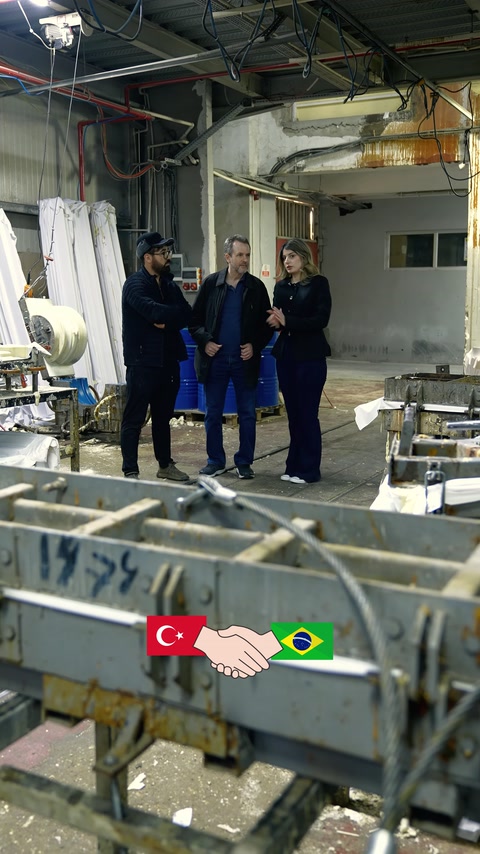 Müşteriler kalıp ve üretim ekipmanlarının bulunduğu bölümü geziyor