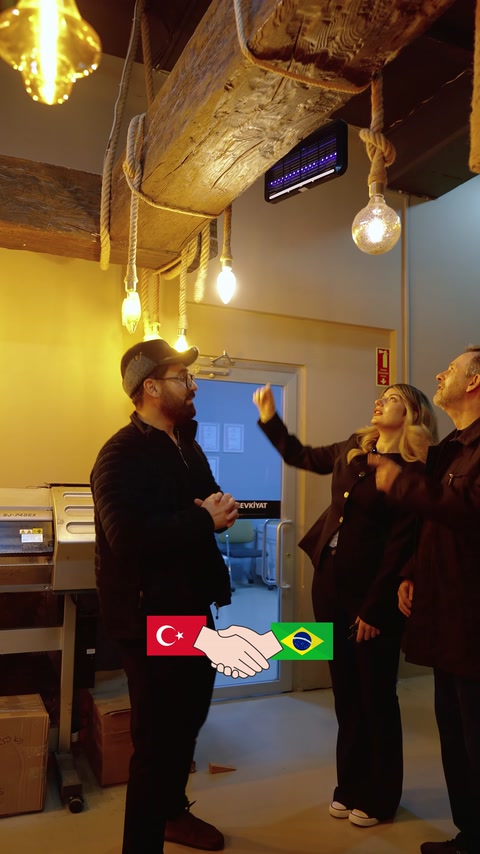 Ahşap görünümlü kiriş ve sarkıt aydınlatma uygulaması sergileniyor