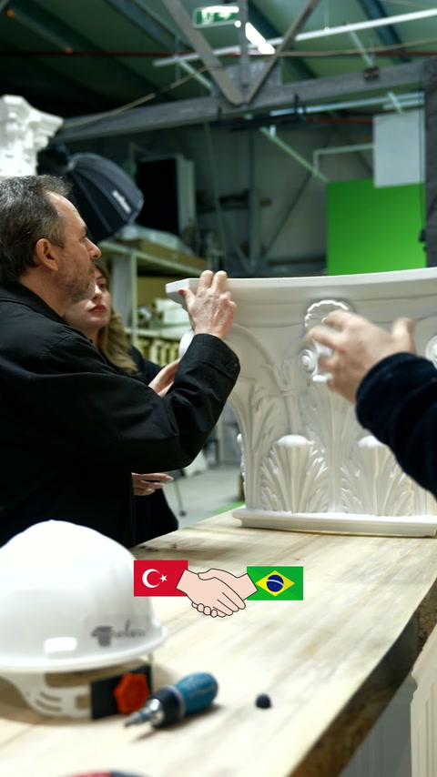 Yaprak motifli sütun başlığı çalışma masasında elle kontrol ediliyor.
