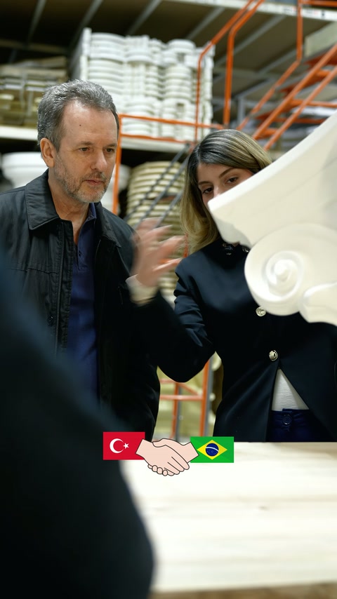 Volütlü sütun başlığı numunesi üretim alanında yakından değerlendiriliyor.