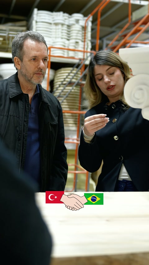 Beyaz sütun başlığının kıvrımlı kenarı elde inceleniyor.