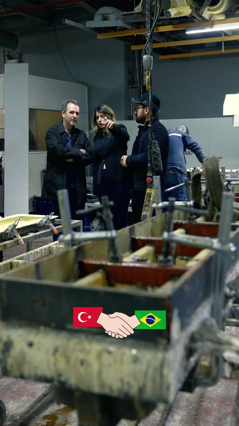 Üretim makinesi başında dekoratif parçaların işleme süreci gözlemleniyor.