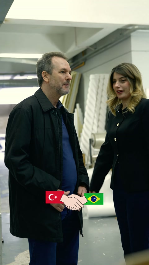 Fabrika bölümünde sütun parçaları önünde üretim görüşmesi yapılıyor.
