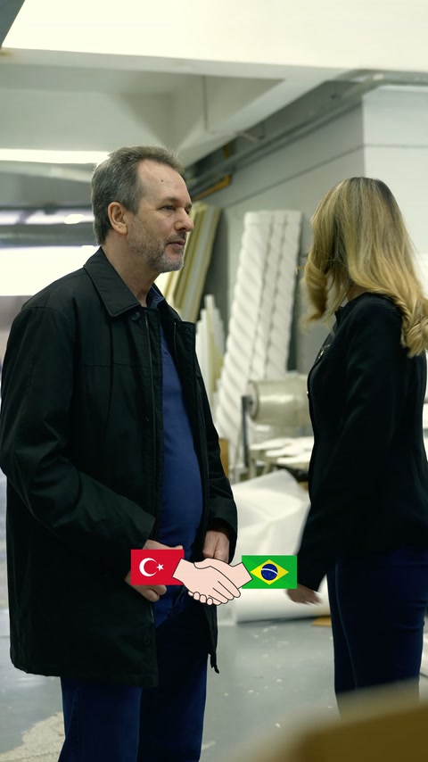 İstiflenmiş beyaz süslemelerin yanında proje ayrıntıları konuşuluyor.