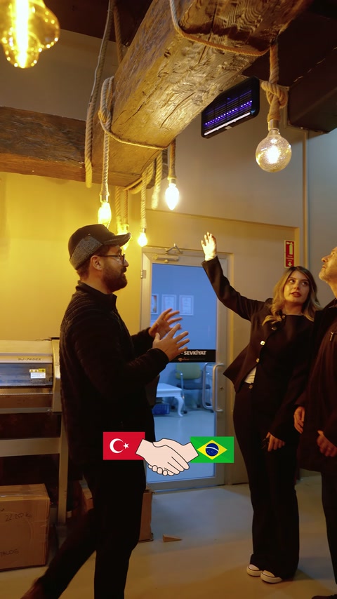 Ahşap görünümlü tavan kirişleri ve asılı ampuller yerinde tanıtılıyor.