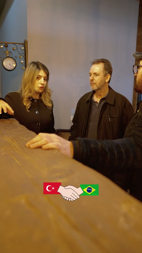 Dekoratif kiriş numunesinin yüzey dokusu ziyaretçiler tarafından kontrol ediliyor.