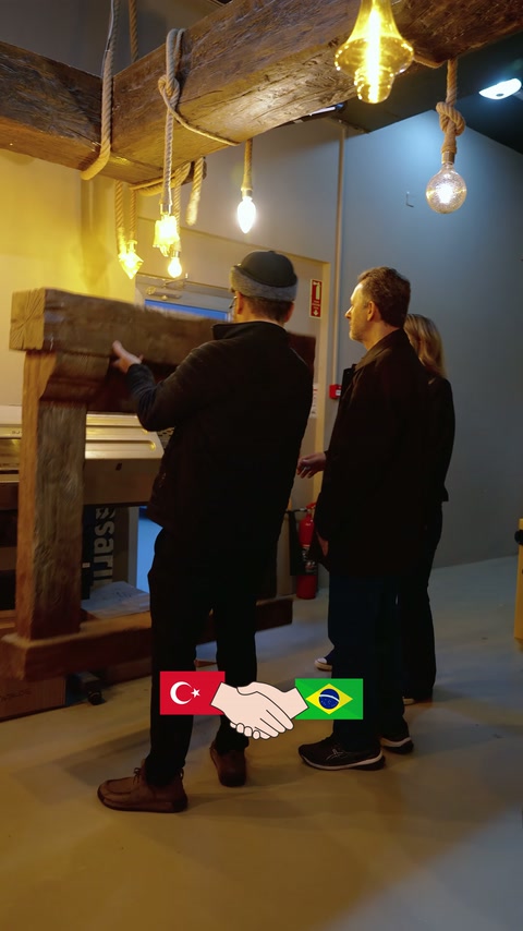 Tavan boyunca uygulanan rustik kiriş düzeni ekipçe değerlendiriliyor.