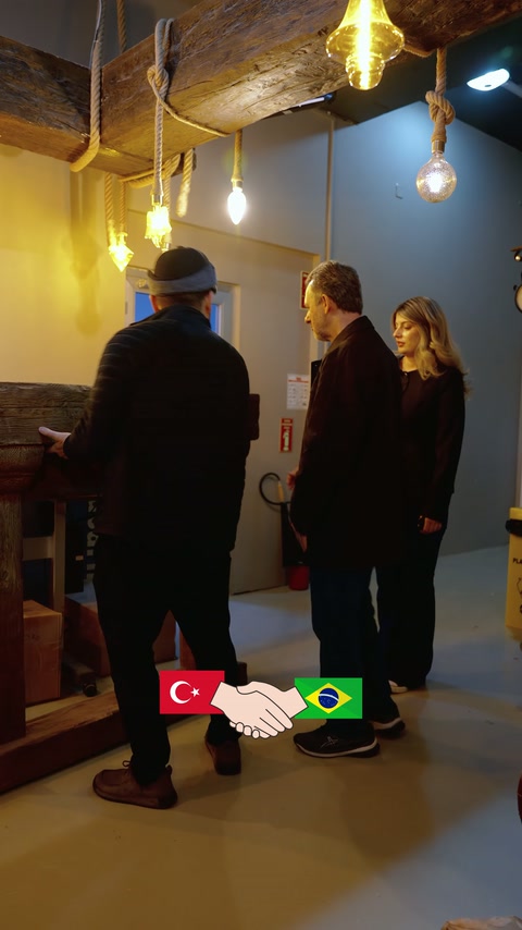 Aydınlatmalarla tamamlanan dekoratif tavan kirişleri uygulama alanında görülüyor.