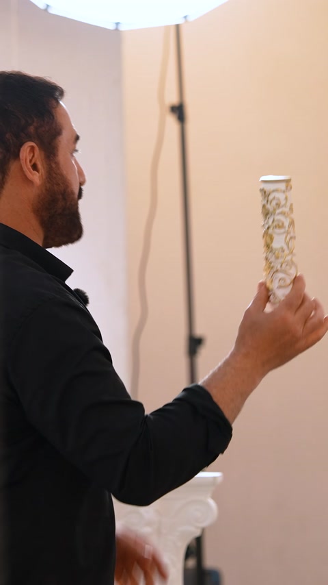 Konuşmacı, oyma desenli ince dekoratif ürün numunesini tanıtıyor