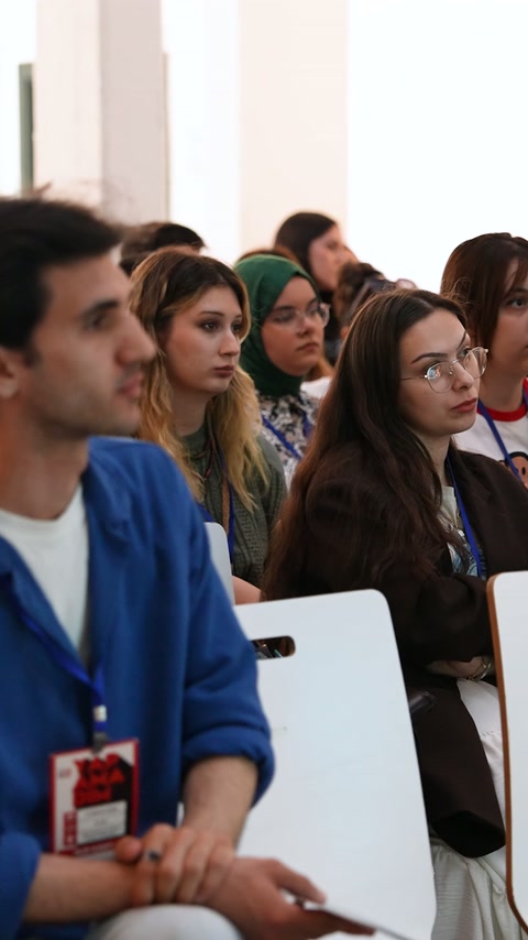 Farklı sıralardaki öğrenciler sahnedeki ürün anlatımını dikkatle izliyor
