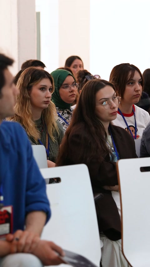 Ön sıradaki öğrenciler uygulamalı gösteriyi birlikte takip ediyor