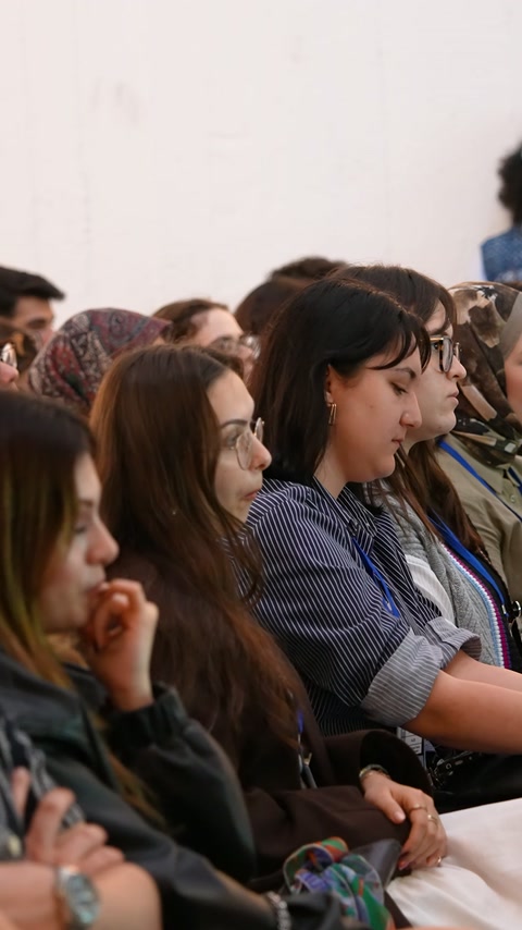 Öğrenciler, mimari ürün sunumunu ön sıralardan sessizce dinliyor