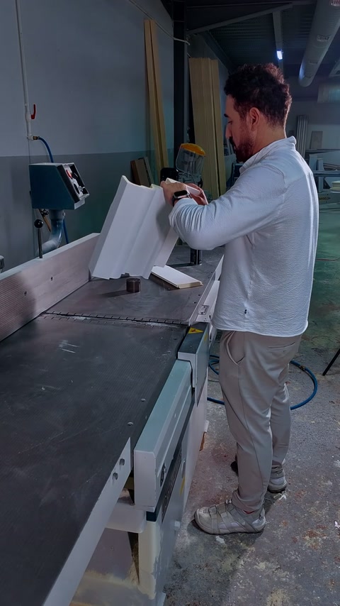 Usta geniş söve parçasının arka kanalını eliyle gösteriyor.
