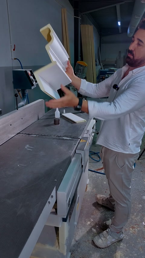 Usta oyuklu söve profilini diğer kesit örneğiyle eşleştiriyor.