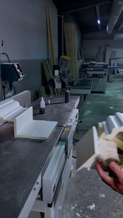 Farklı biçimli poliüretan söve örnekleri tezgâh üzerinde sıralanıyor.