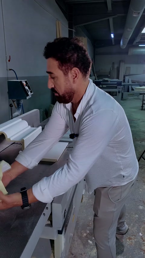 Atölye tezgâhında dekoratif payanda parçası elle konumlandırılıyor.