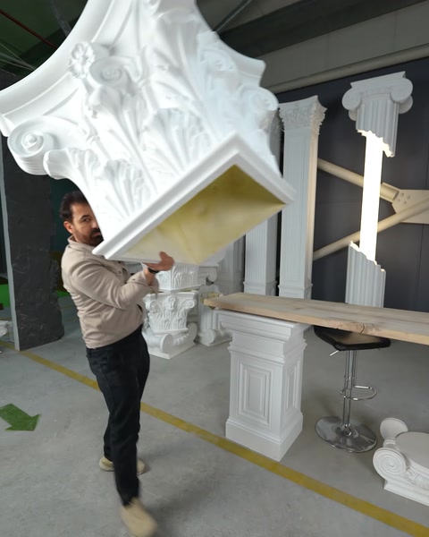 Büyük dekoratif sütun parçası ekip tarafından taşınıyor