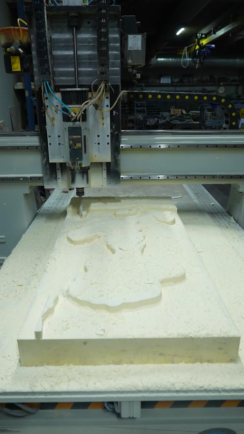 CNC tezgâhı kabartmalı dekoratif panelin yüzeyini işliyor