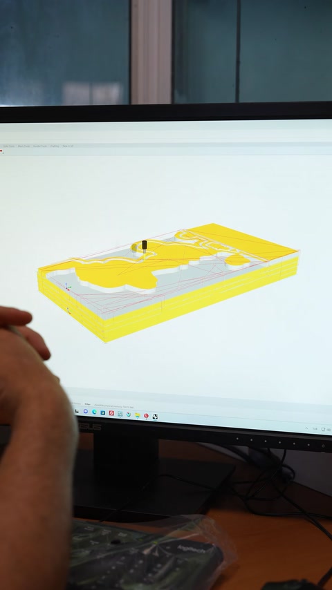 Dekoratif profil tasarımının üç boyutlu modeli ekranda inceleniyor