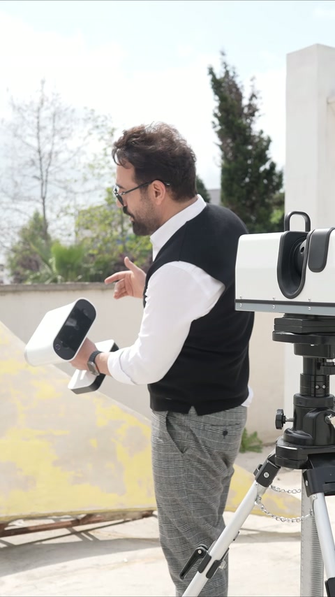 Uzman, açık alanda tripodlu tarama cihazının kullanımını anlatıyor