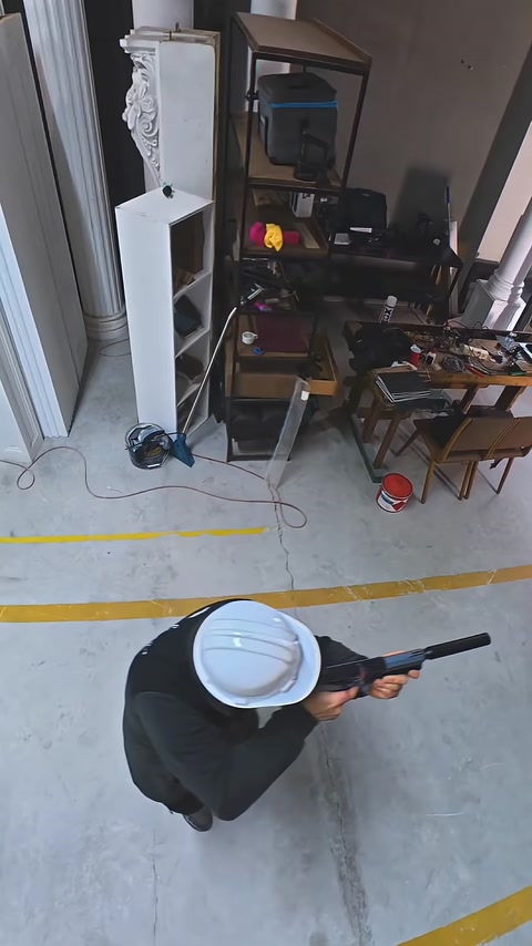 Dekoratif parçaya yönelik dayanıklılık testi üst açıdan izleniyor