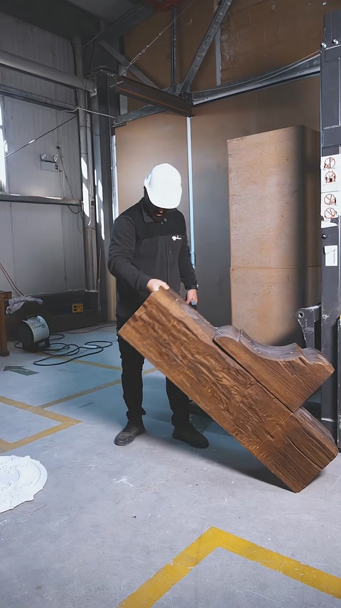 Ahşap dokulu uzun dekoratif kiriş parçası elde taşınıyor