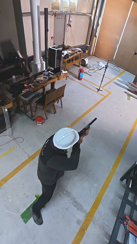 Üst açıdan çekimde usta tüfeği hedef düzeneğine yöneltiyor.
