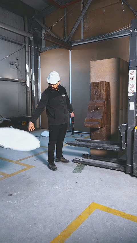 Beyaz numune, dayanıklılık gösterimi sırasında zemine doğru bırakılıyor.