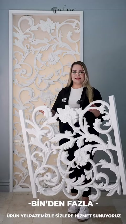 Beyaz paneldeki çiçek, yaprak ve kıvrım ayrıntıları öne çıkıyor