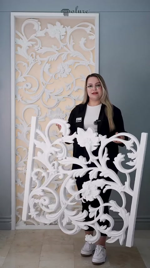 Beyaz bitki motifli panel, arka plandaki uygulama örneğiyle sunuluyor