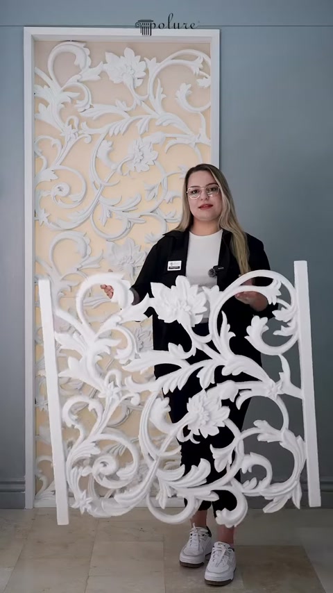 Bitkisel bezemeli panelin büyük çiçeği merkezde belirginleşiyor