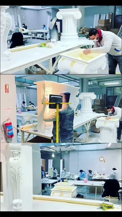 Sütunlu sehpa parçaları ve işlenen tabla aynı tezgâhta görülüyor