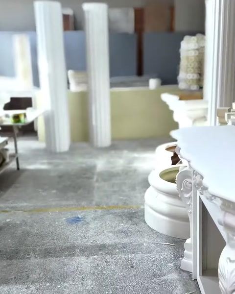 Atölyede farklı biçimlerde dekoratif sütun gövdeleri ve başlık parçaları