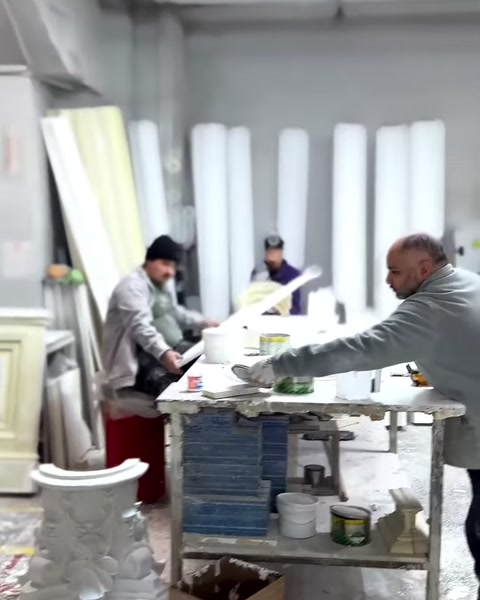 Ustalar geniş tezgâhta dekoratif sütun parçalarını birlikte hazırlıyor