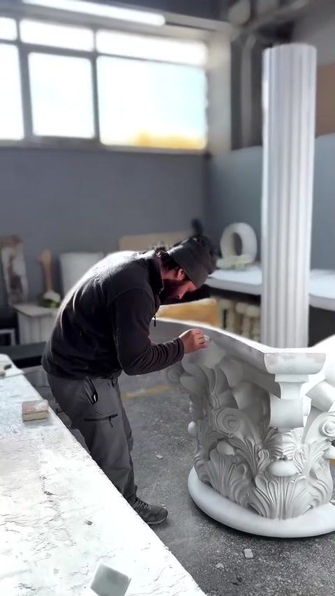 Korint başlığının kıvrımlı yaprak detayları usta tarafından elde düzeltiliyor.